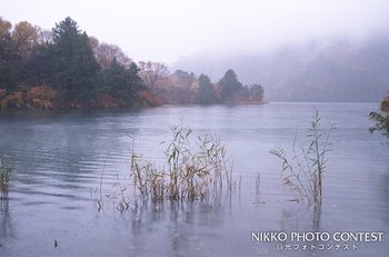 秋雨の湯の湖