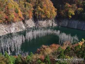 秋の湯西川湖