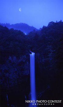 真夏の夜の滝